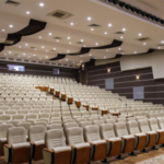 Akustik panel, ses yalıtımı, akustik panellerin faydaları, ofis akustiği, müzik stüdyosu, gürültü kontrolü, akustik panel seçimi, iç mekan ses düzenlemesi.